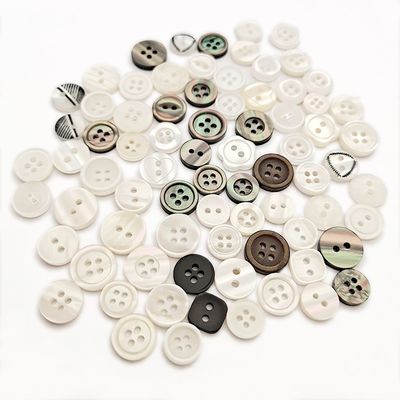 Pabrik Jual Langsung 4 Lubang Buttons Plastik Bulat Custom Ukiran Logo Resin Button Untuk Pakaian Sweater