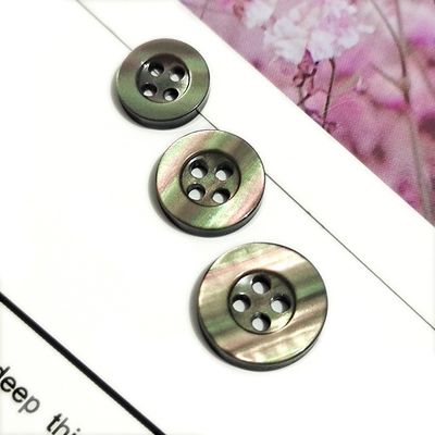 Pabrik Jual Langsung 4 Lubang Buttons Plastik Bulat Custom Ukiran Logo Resin Button Untuk Pakaian Sweater
