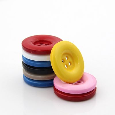 Oeko-tex Pabrik Grosir Pakaian Aksesoris Fashion 4 Lubang Plastik Tombol Pakaian Tombol Resin