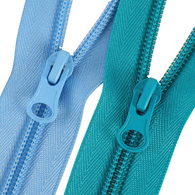 Pabrik Hot Grosir 3# 5# 7# 8# 10# Nylon Rantai Panjang Zipper Warna Sama Gigi Zipper Warna Nylon Zipper Untuk Tas Pakaian Sepatu