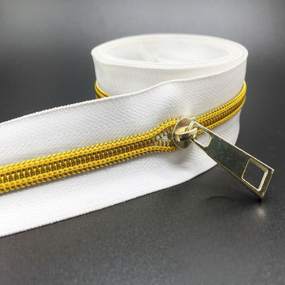 5# Nylon Ritsleting Emas Berwarna Electroplating Gigi Emas Dan Perak Bawang Ritsleting Nylon ritsleting untuk dijual