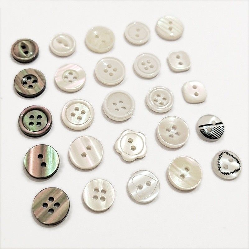 Pabrik Jual Langsung 4 Lubang Buttons Plastik Bulat Custom Ukiran Logo Resin Button Untuk Pakaian Sweater